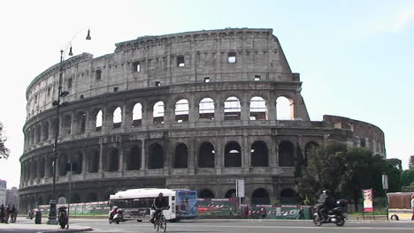 El-Coliseo-De-Roma-Con-El-Tráfico-Que-Pasa-1