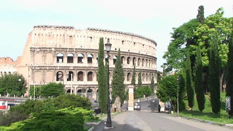 Das-Kolosseum-In-Rom-Mit-Verkehr-Vorbei-5