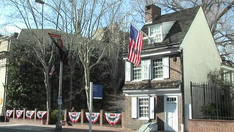 La-Casa-De-Betsy-Ross-En-Filadelfia-Con-Bandera-Americana