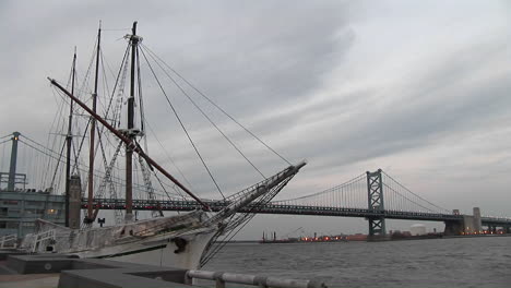 The-Ben-Franklin-bridge-spans-Philadelphia-and-New-Jersey-2