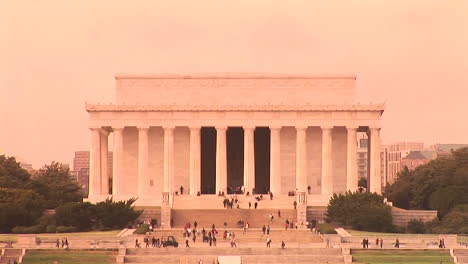 Das-Lincoln-Memorial-In-Washington-DC-Mit-Besuchern,-Die-Sich-Aus-Der-Ferne-Nähern