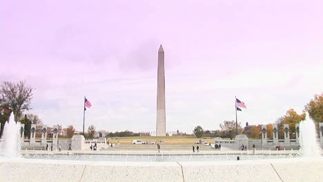 El-Monumento-De-Washington-Con-El-Primer-Plano-Nacional-Del-Memorial-De-La-Segunda-Guerra-Mundial