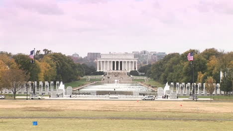 Das-Lincoln-Denkmal-Mit-Reflektierenden-Teichen-In-Der-Ferne