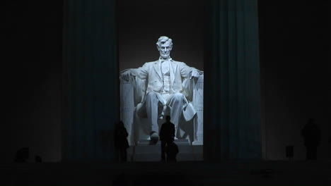 The-Lincoln-Memorial-at-night