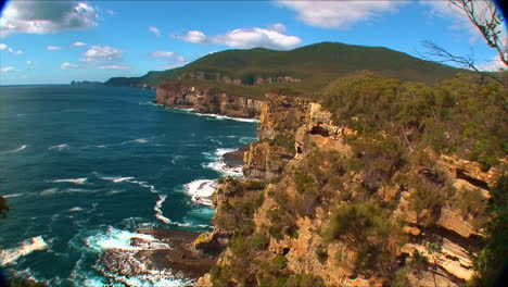 Zoom-Aus-Sedimentklippen-An-Der-Küste-In-Tasmanien,-Australien