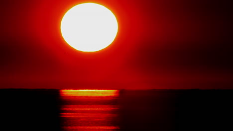 Zeitraffer-Einer-Riesigen-Orangefarbenen-Sonnenuntergangskugeleinstellung