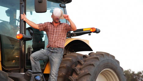 Ein-Gutaussehender-Bauer-Steht-Neben-Seinem-Traktor-1