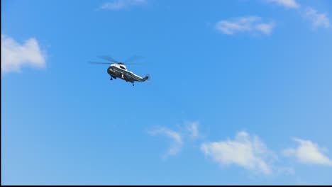 Helikopter-Marine-One-Mit-Präsident-Barak-Obama-Fliegt-In-Den-Himmel-Von-Kalifornien