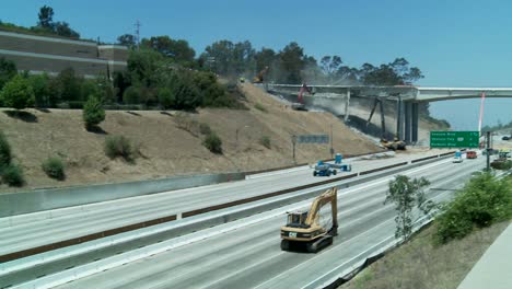 Desplácese-De-Izquierda-A-Derecha-Sobre-Un-Tramo-Vacío-De-La-Autopista-405-En-Los-ángulos-Mientras-Los-Equipos-Derriban-Parte-De-Un-Puente