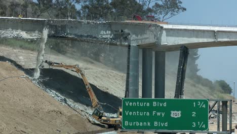Bautrupps-Reißen-Einen-Teil-Einer-Brücke-Ab,-Die-Sich-über-Den-Freeway-405-In-Los-Angeles-Erstreckt