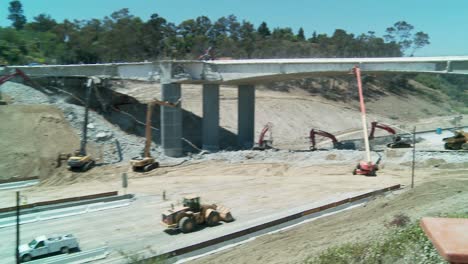 Desplácese-De-Izquierda-A-Derecha-Sobre-Un-Tramo-Vacío-De-La-Autopista-405-En-Los-ángulos-Mientras-Los-Equipos-Derriban-Parte-De-Un-Puente-2