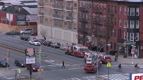 Feuerwehrleute-Reagieren-Auf-Einen-Notfall-In-Brooklyn