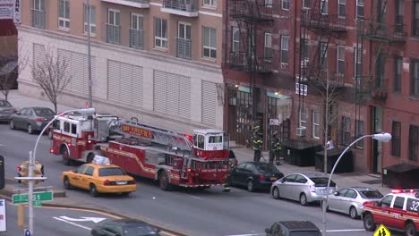 Feuerwehrleute-Reagieren-Auf-Einen-Notfall-In-Brooklyn-1