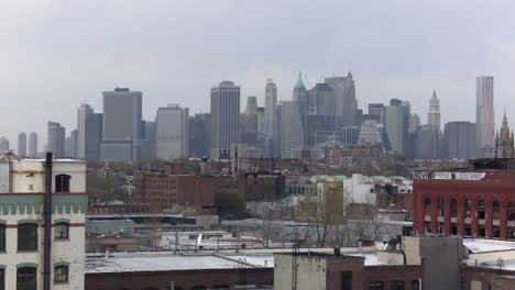 Schwenken-Sie-über-Die-Skyline-Von-New-York-City-Von-Einem-Dach-In-Brooklyn-Aus-Gesehen