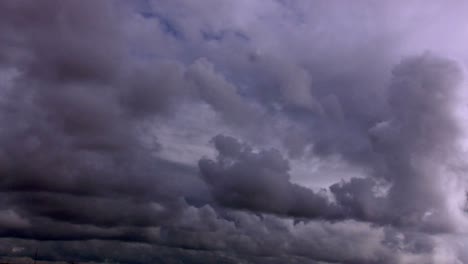 Dunkle-Wolken-Ziehen-über-Den-Himmel,-Wenn-Sich-Ein-Sturm-Nähert-1