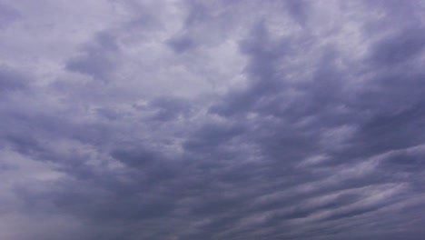 Dunkle-Wolken-Ziehen-Im-Zeitraffer-über-Den-Kopf