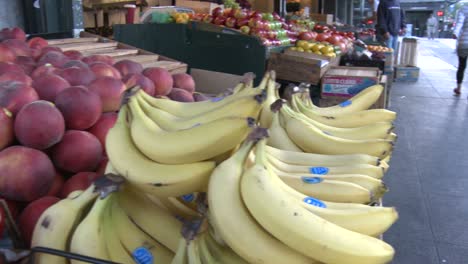 Las-Frutas-Saludables-Se-Muestran-En-Un-Puesto-En-El-Mercado-Al-Aire-Libre
