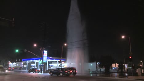 Water-gushes-out-of-a-broken-water-main-in-Los-Angeles-2