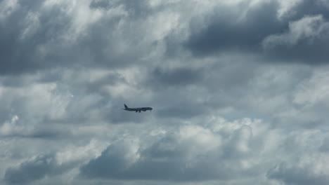 Un-Avión-A-Reacción-Vuela-A-Través-De-Las-Nubes
