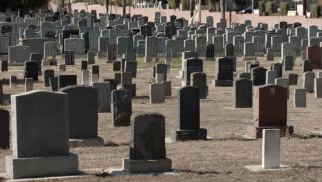 Un-Antiguo-Cementerio-Con-Pequeñas-Lápidas