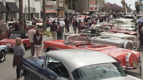 High-Angle-Einer-Oldtimer-Show-In-Einer-Kalifornischen-Stadt