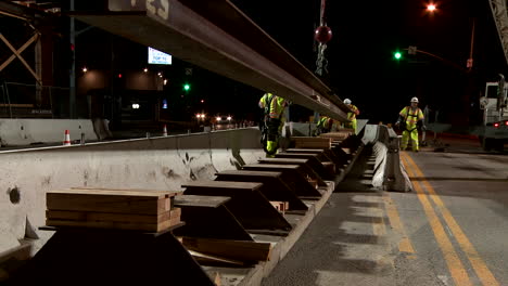 Bauarbeiter-Arbeiten-An-Einer-Autobahnüberführung-Im-Zeitraffer-Nachts-In-Los-Angeles-1