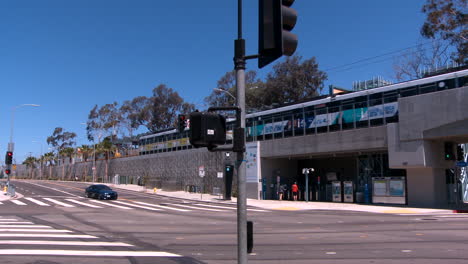 Rapid-transit-train-on-elevated-railway-moves-through-Los-Angeles-2