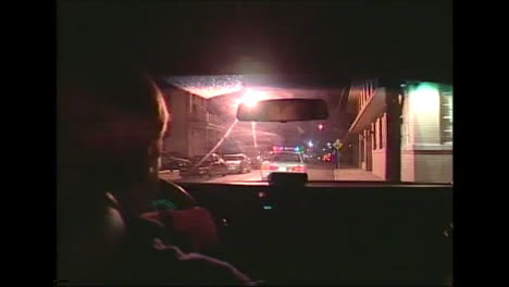 POV-Nachtaufnahmen-Der-1980er-Jahre-Von-Der-Polizei-Auf-Dem-Weg-Zu-Einem-Verbrechen-In-New-Orleans,-Louisiana
