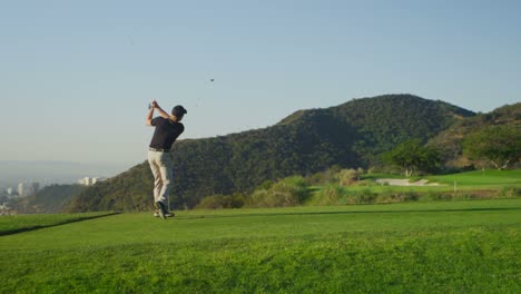 Ein-Golfspieler-Schwingt-Auf-Einem-Golfplatz-1