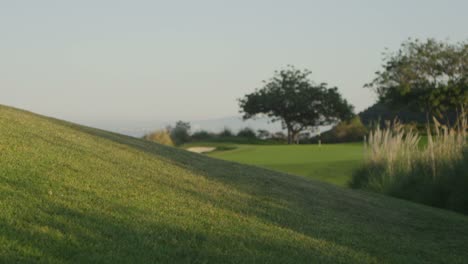 Weitschuss-Von-Einem-Hügel-Mit-Blick-Auf-Einen-Golfplatz-Golf