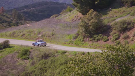 Una-Camioneta-Azul-Se-Conduce-Por-Un-Camino-Rural.