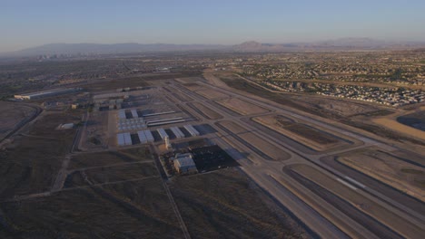 Vista-Aérea-De-Un-Pequeño-Aeropuerto-Cerca-De-Las-Vegas-Nevada-Con-Expansión-Suburbana-En-La-Distancia