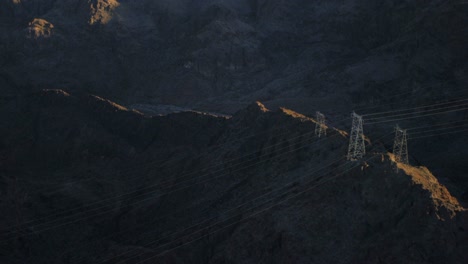 Luftaufnahme-Von-Stromleitungen,-Die-Sich-Durch-Die-Berge-In-Der-Nähe-Des-Hoover-Staudamms-Schlängeln