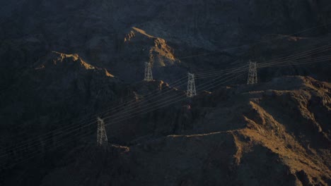 Luftaufnahme-Von-Stromleitungen,-Die-Sich-Durch-Die-Berge-In-Der-Nähe-Des-Hoover-Staudamms-Schlängeln-1