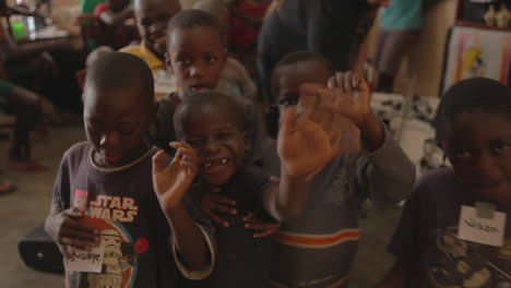 Afrikanische-Kinder-Winken-In-Die-Kamera