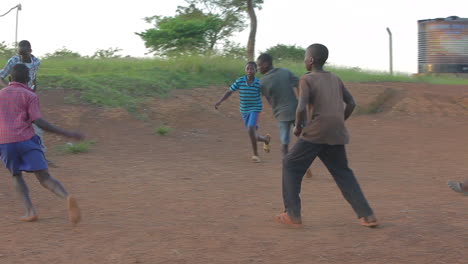 Afrikanische-Kinder-Spielen-Fußball-Auf-Einem-Schmutzfeld-1