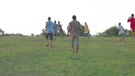 Afrikanische-Kinder-Spielen-Fußball-Auf-Einer-Wiese