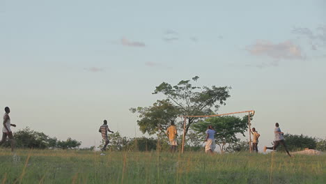 Afrikanische-Kinder-Spielen-Fußball-Auf-Einer-Wiese-1