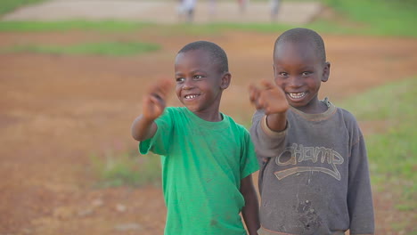Afrikanische-Kinder-Geben-Der-Kamera-Einen-Daumen-Hoch