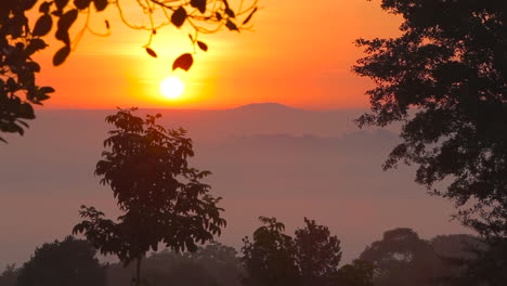 Ein-Wunderschöner-Rot-orangen-Sonnenuntergang-über-Uganda