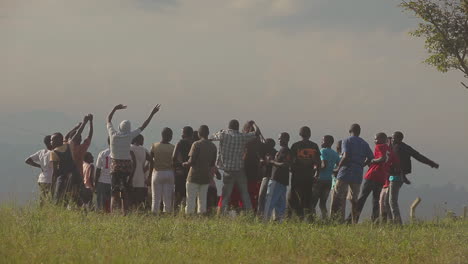Eine-Große-Ansammlung-Von-Menschen-Tanzt-Und-Feiert-In-Uganda-Afrika-1