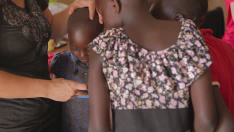 Afrika-Kinder-Bewundern-Ein-Handy-Cell