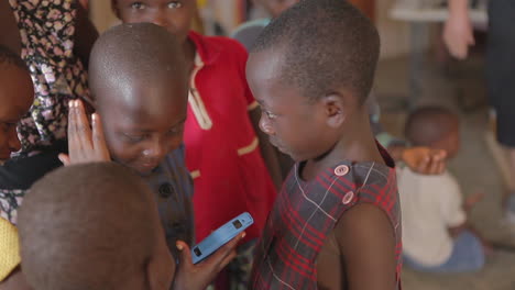 Afrika-Kinder-Bewundern-Ein-Handy-1