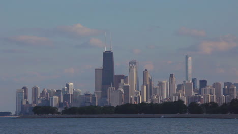 Establishing-shot-of-the-city-of-Chicago-skyline