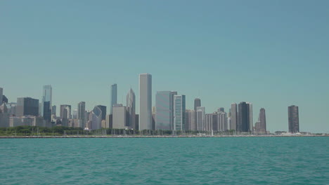 Reveal-tracking-shot-of-the-skyline-of-Chicago-Illinois