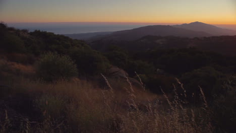 Ein-Wunderschöner-Sonnenaufgang-Des-Sonnenuntergangs-über-Den-Kalifornischen-Bergen