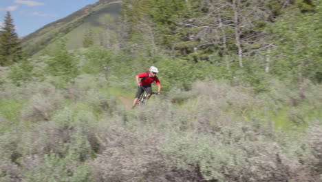 Ein-Mountainbiker-Radelt-Mit-Hoher-Geschwindigkeit-Durch-Eine-Bergige-Gegend-1