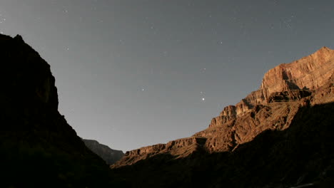 Dunkelheit-Erhellt-Sich-Im-Monument-Valley-In-Utah-Ans-Tageslicht