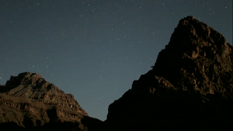 Rocky-peaks-in-Monument-Valley-Utah-glow-in-morning-light