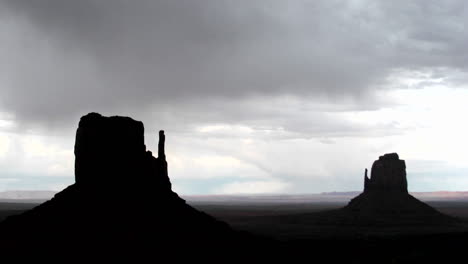 Ominöse-Gewitterwolken-Bewegen-Sich-Schnell-über-Fäustling-Buttes-Im-Monument-Valley-Utah
